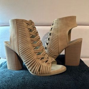 DV by Dolce Vita Tan Woven Heels Women's size 9.5